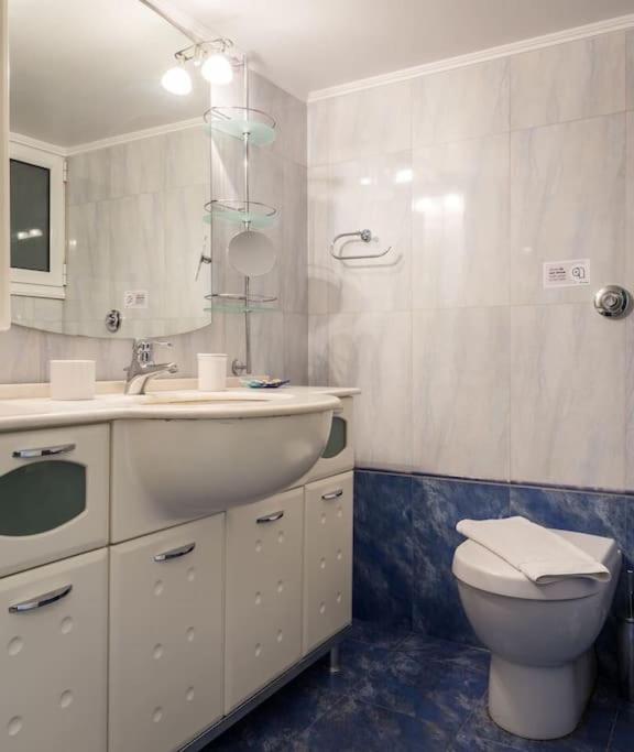 A Unique Apartment In The Historical Center-3Bds Atenas Exterior foto